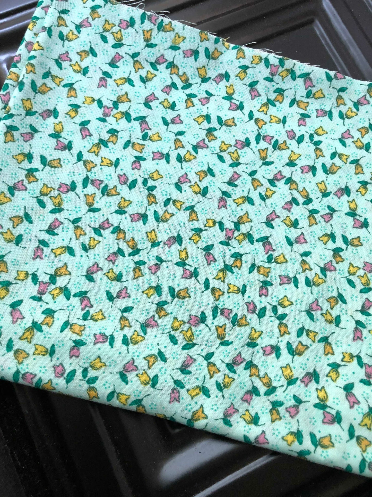 Small Tulip Green Floral 100% Cotton, Quilting Fabric, sewing, Fabric by the Yard, Beautiful Floral Print, Tulip Fabric, Floral Fabric